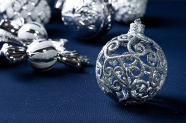 Mavi arka planda gümüş süslemeleri olan Noel kompozisyonu. Boşluğu kopyala