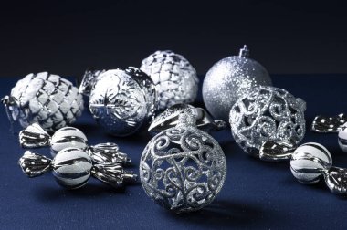 Mavi arka planda gümüş süslemeleri olan Noel kompozisyonu. Boşluğu kopyala