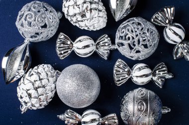 Mavi arka planda gümüş süslemeleri olan Noel kompozisyonu. Boşluğu kopyala