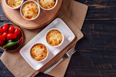Çoban turtası. Tipik Brezilya yemekleri. Patates ve etten yapılmış. Üst Manzara. Boşluğu kopyala