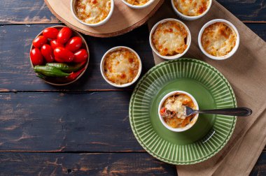 Çoban turtası. Tipik Brezilya yemekleri. Patates ve etten yapılmış. Üst Manzara. Boşluğu kopyala