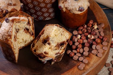 Lezzetli ev yapımı mayalı panettone. Çikolata ve fındık dolgulu.