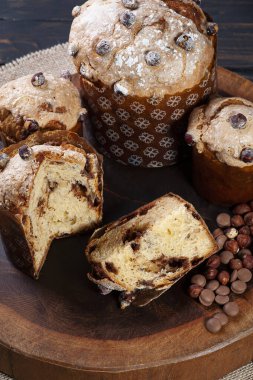 Lezzetli ev yapımı mayalı panettone. Çikolata ve fındık dolgulu.