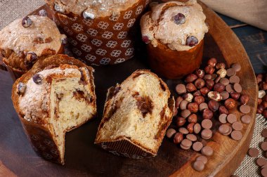 Lezzetli ev yapımı mayalı panettone. Çikolata ve fındık dolgulu.