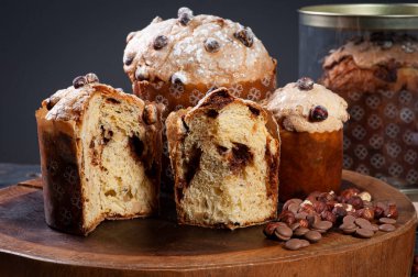 Lezzetli ev yapımı mayalı panettone. Çikolata ve fındık dolgulu.