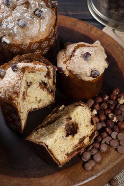 Lezzetli ev yapımı mayalı panettone. Çikolata ve fındık dolgulu.