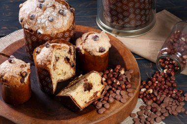 Lezzetli ev yapımı mayalı panettone. Çikolata ve fındık dolgulu.