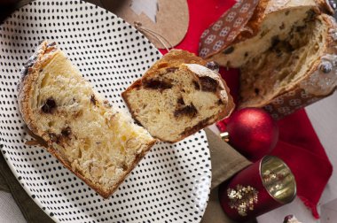 Doğal fermantasyon sanatsal panettone, çikolata ve kestane ile. Noel tatlısı