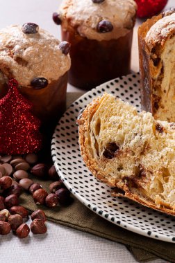 Doğal fermantasyon sanatsal panettone, çikolata ve kestane ile. Noel tatlısı