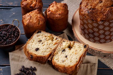 Doğal mayalanma ve kurutulmuş meyveli nefis ev yapımı panettone.