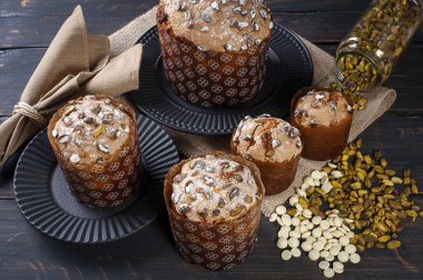 Lezzetli ev yapımı mayalı panettone. Beyaz çikolata ve fıstıklı