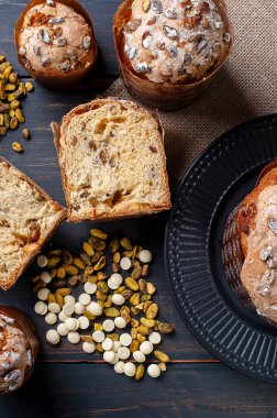 Lezzetli ev yapımı mayalı panettone. Beyaz çikolata ve fıstıklı