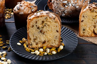 Lezzetli ev yapımı mayalı panettone. Beyaz çikolata ve fıstıklı