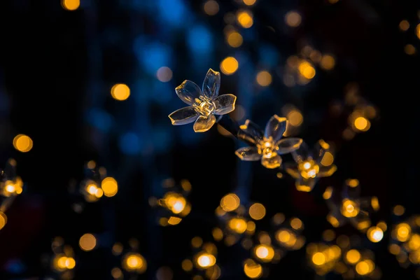 Çiçek Şeklinde Noel Işıkları Arka Planda Bulanık Işıklar — Stok fotoğraf