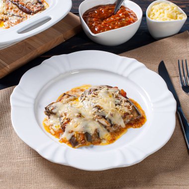 Peynirli ve domates soslu patlıcan.