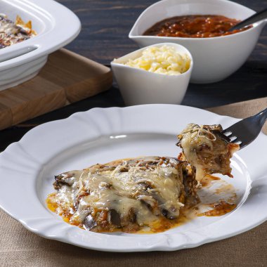 Peynirli ve domates soslu patlıcan.