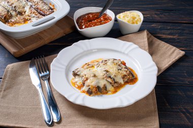 Peynirli ve domates soslu patlıcan.