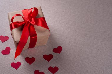 Hediyeli ve kırmızı kalpli sevgililer günü kompozisyonu. Boşluğu kopyala