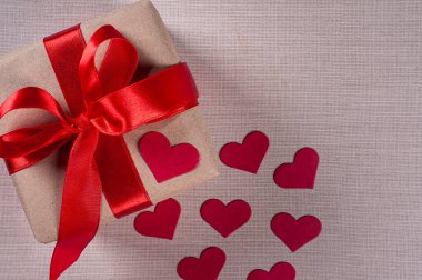 Hediyeli ve kırmızı kalpli sevgililer günü kompozisyonu. Boşluğu kopyala