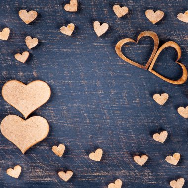 Tahta tahtada taşralı kalplerle Sevgililer Günü kompozisyonu. Boşluğu kopyala