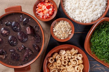 Tipik Brezilya yemeği Feijoada. Fasulye, domuz eti ve sosisten yapılmış. Üst görünüm