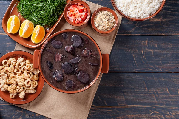 Tipik Brezilya yemeği Feijoada. Fasulye, domuz eti ve sosisten yapılmış. Üst Manzara. Boşluğu kopyala