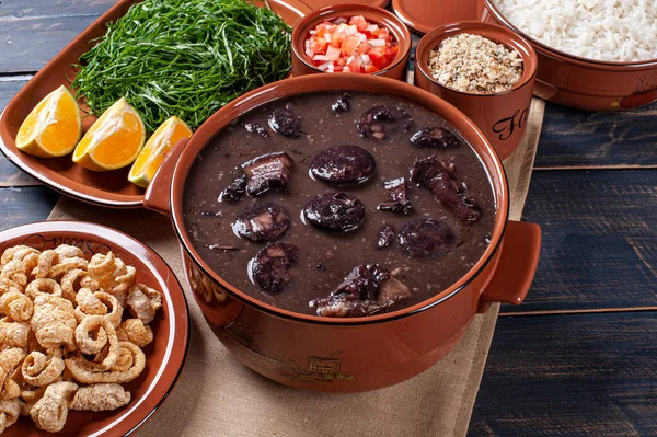 Prato Típico Brasileiro Chamado Feijoada Feito Com Feijão Preto Carne — Fotografia de Stock