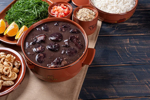 Prato Típico Brasileiro Chamado Feijoada Feito Com Feijão Preto Carne — Fotografia de Stock