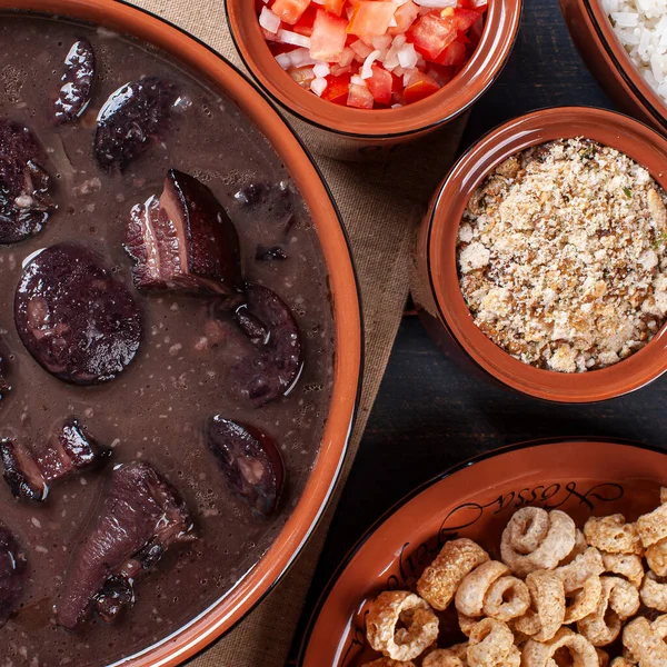 Tipik Brezilya yemeği Feijoada. Fasulye, domuz eti ve sosisten yapılmış. Üst görünüm