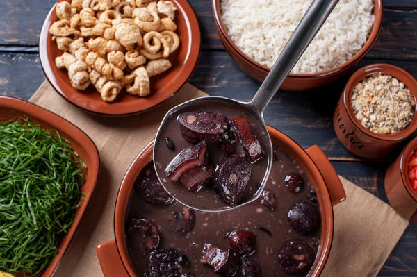 Tipik Brezilya yemeği Feijoada. Fasulye, domuz eti ve sosisten yapılmış. Üst görünüm