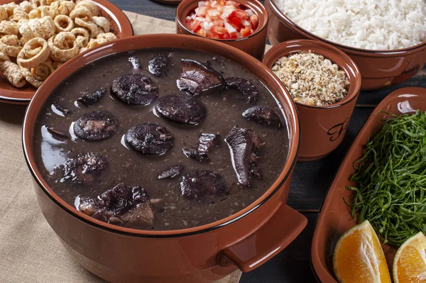 Prato Típico Brasileiro Chamado Feijoada Feito Com Feijão Preto Carne — Fotografia de Stock