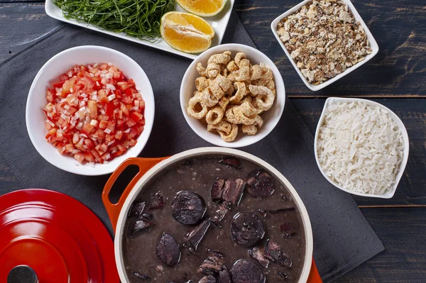 Tipik Brezilya yemeği Feijoada. Fasulye, domuz eti ve sosisten yapılmış. Üst görünüm