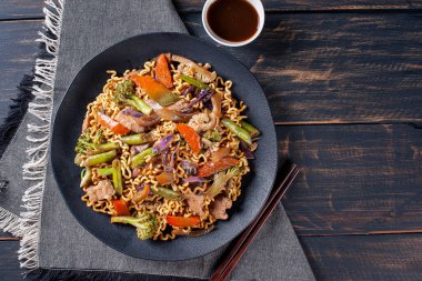 Yakisoba, ünlü kızarmış Japon eriştesi, et ve sebzeli. Üst Manzara. Boşluğu kopyala