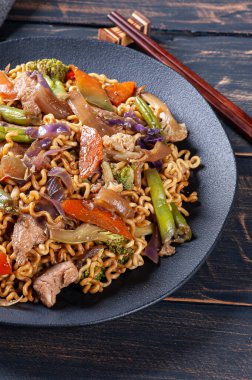 Yakisoba, ünlü kızarmış Japon eriştesi, et ve sebzeli..