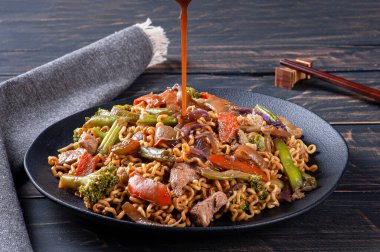 Yakisoba, ünlü kızarmış Japon eriştesi, et ve sebzeli..