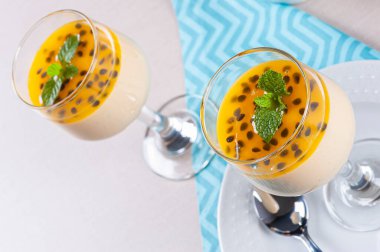 Tutku meyveli mus. Taze tutku meyveli taze tatlı.