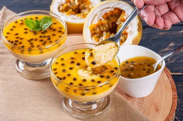 Mousse Maracujá Sobremesa Refrescante Com Cobertura Maracujá Fresco — Fotografia de Stock