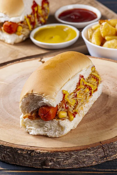 Brezilya usulü sosisli, hardallı, ketçaplı ve patatesli.