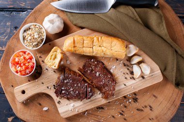 Tipik Brezilya barbeküsü, sarımsaklı ekmek, picanha, vinaigrette ve farofa