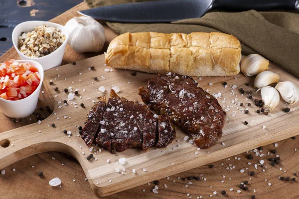 Tipik Brezilya barbeküsü, sarımsaklı ekmek, picanha, vinaigrette ve farofa
