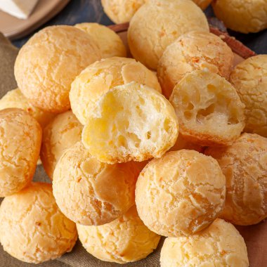 Lezzetli Brezilya peynirli ekmek. Latin Amerika 'da Chipa, Pan de Bono ve Pan de Yuca olarak da bilinir..