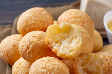 Lezzetli Brezilya peynirli ekmek. Latin Amerika 'da Chipa, Pan de Bono ve Pan de Yuca olarak da bilinir..