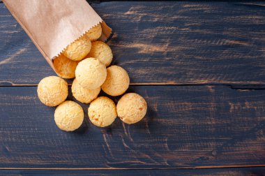 Kese kağıdından çıkan lezzetli Brezilya peynirli ekmek. Latin Amerika 'da Chipa, Pan de Bono ve Pan de Yuca olarak da bilinir. Boşluğu kopyala