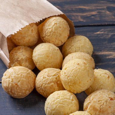 Kese kağıdından çıkan lezzetli Brezilya peynirli ekmek. Latin Amerika 'da Chipa, Pan de Bono ve Pan de Yuca olarak da bilinir..