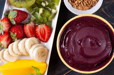 İçinde tropik meyveler olan bir kasede dondurulmuş Brezilya kahvesi. Amazon Meyvesi (Acai)