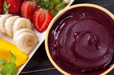 İçinde tropik meyveler olan bir kasede dondurulmuş Brezilya kahvesi. Amazon Meyvesi (Acai)