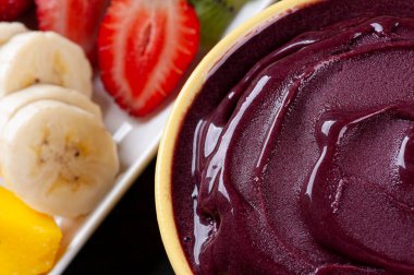 İçinde tropik meyveler olan bir kasede dondurulmuş Brezilya kahvesi. Amazon Meyvesi (Acai)