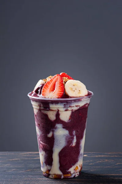 Brasileño Congelado Una Taza Plástico Con Leche Condensada Frutas Tropicales — Foto de Stock