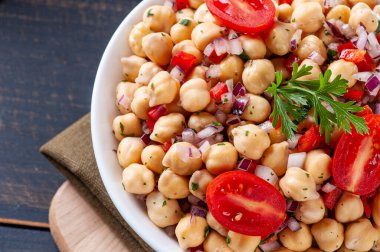 Domatesli, soğanlı, biberli ve maydanozlu nohut salatası.