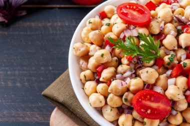 Domatesli, soğanlı, biberli ve maydanozlu nohut salatası.